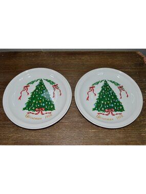 Vintage Christmas Holiday Plates Set of 2 Lillian Vernon 1978 Retro Nostalgic
